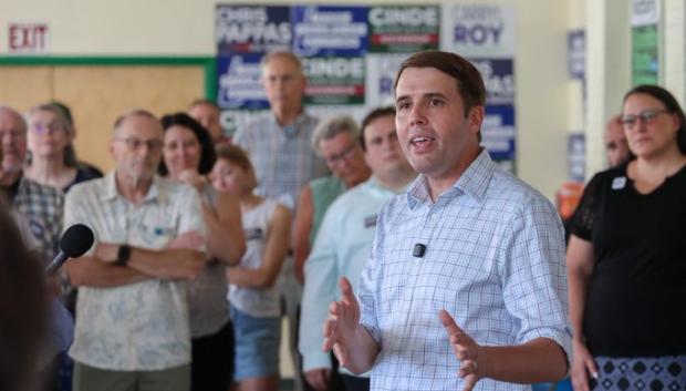 Chris Pappas, candidato a senador por New Hampshire por el Partido Demócrata