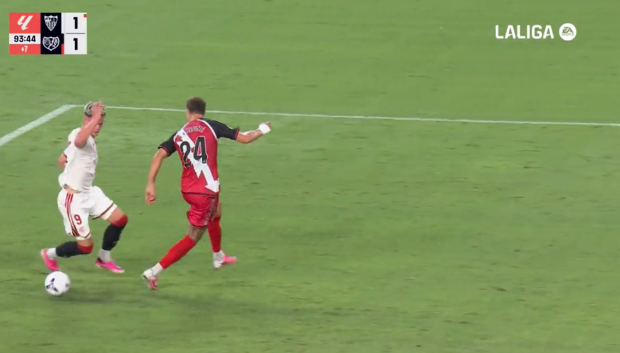 Penalti señalado a favor del Sevilla por falta de Lejeune sobre Ure