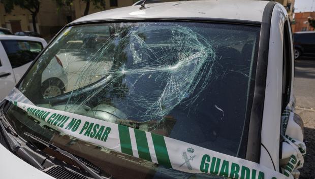 UTRERA (SEVILLA), 16/08/2026.- Uno de los vehículos implicados en un tiroteo ocurrido anoche en la Barriada del Tinte en Utrera (Sevilla)
