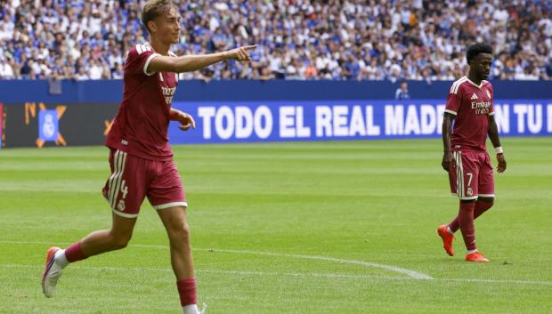 Dean Huijsen celebra el 0-2 del Real Madrid