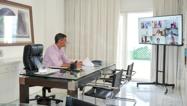 El presidente del Gobierno, Pedro Sánchez, durante una videoconferencia reciente desde el Palacio de La Mareta