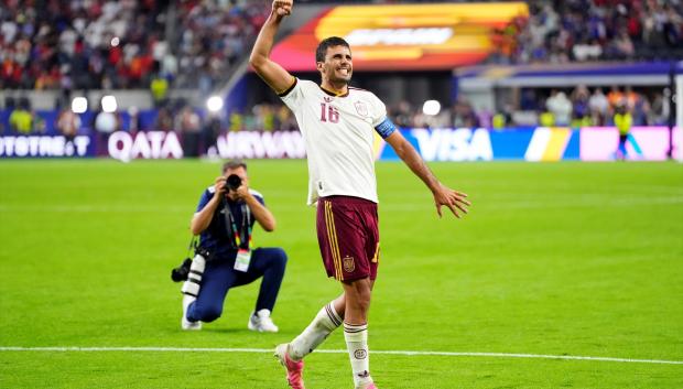 Rodri Hernández celebra la victoria de España en las semifinales del Mundial