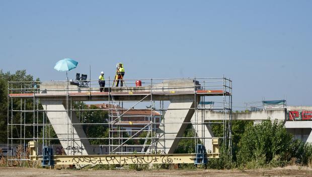 Obras de la pasarela de la variante de trenes de mercancías sobre la N-601, este lunes