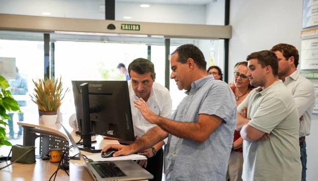 El alcalde de Córdoba, en las instalaciones de Biotech
