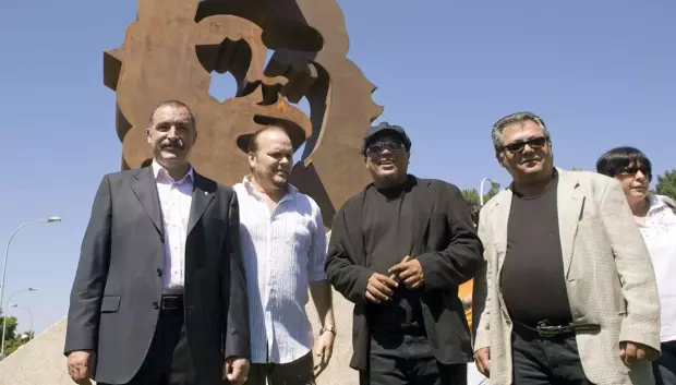 El alcalde de Oleiros, el hijo del guerrillero y los autores de la obra, durante la inauguración de la estatua en 2008