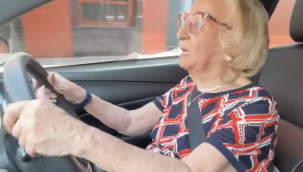 Caso único de una mujer al volante con 100 años