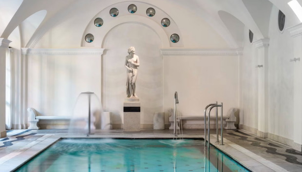Una de las piscinas del spa del hotel