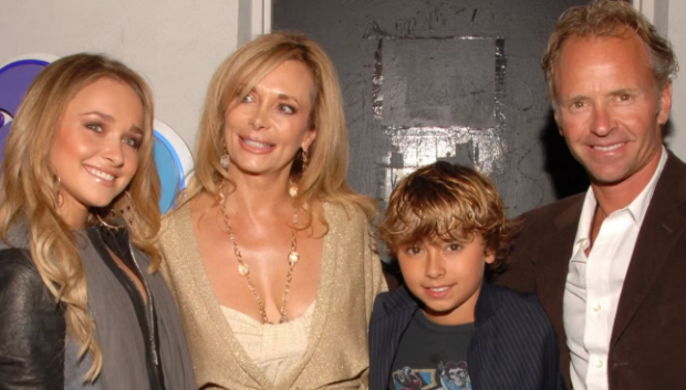Hayden Panettiere junto a sus padres y su hermano Jansen