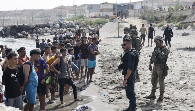 Decenas de inmigrantes ilegales intentando cruzar la frontera con Ceuta