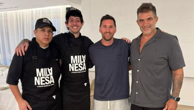 Messi con los responsables de El Club de la Milanesa