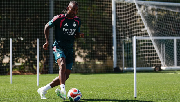 Yan Diomande, entrenando con el Real Madrid en Valdebebas
