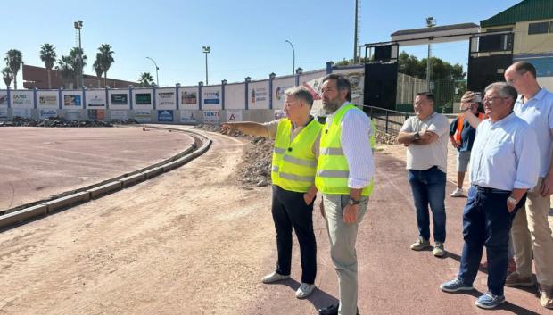 Núñez durante su visita a las obras de remodelación de las pistas de atletismo del Complejo Deportivo de Santa en Hellín