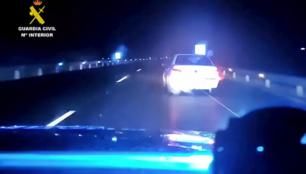 Los hechos ocurrieron de noche, con un coche en el arcén averiado