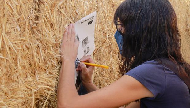 Una joven en el laberinto de paja de Sant Ramon