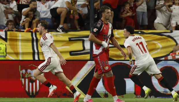 Peque celebra el gol de la victoria en el Sevilla - Rayo Vallecano de la primera jornada