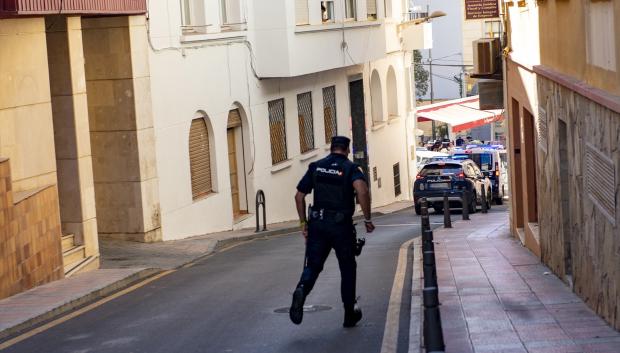 Un agente de Policía Nacional en las calles de Ceuta