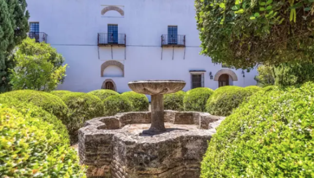 Uno de los patios exteriores del castillo
