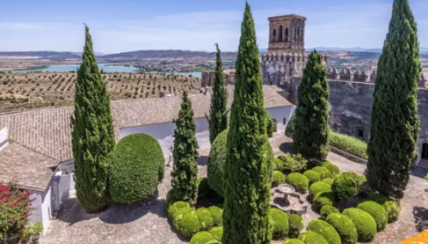 Uno de los patios exteriores del castillo