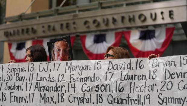 Los familiares portan una pancarta con los nombres y la edad de los menores damnificados por Meta