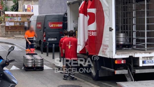 Trabajadores descargando barriles de cerveza en Can Vies, este jueves