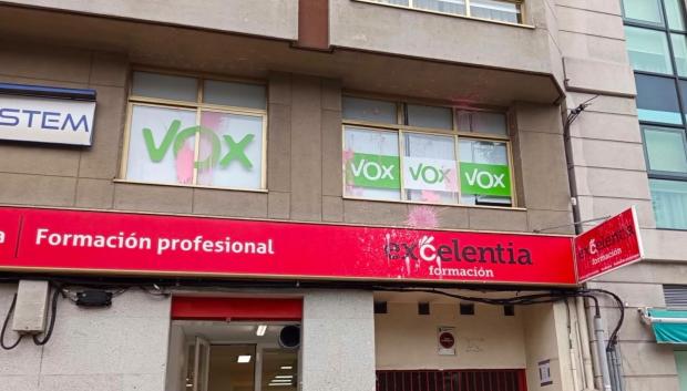 Pintadas en la sede de Vox en La Coruña