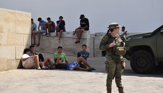 Varios militares dan apoyo a efectivos de la Policía Nacional en Ceuta