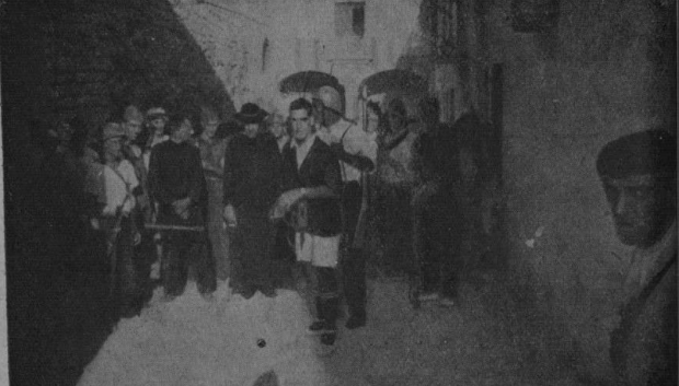 Milicianos llevan detenido a un sacerdote en las calles de Ibiza capital. Muy posiblemente se trata de Antonio Roig Guasch. La foto se publicó en la revista falangista mallorquina Aquí Estamos. Indicaron que el negativo lo portaba un miliciano antifascista muerto en Porto Cristo (Mallorca)