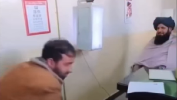 El examen se hace en una silla, menos de un minuto por aspirante