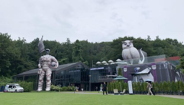 Robots que boxean controlados por el público, perros mecánicos y humanoides que bailan éxitos de K-pop protagonizan el Galaxy Robot Park