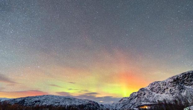 Auroras boreales y estrellas