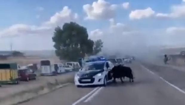 En este caso el coche de la Guardia Civil sale mal parado