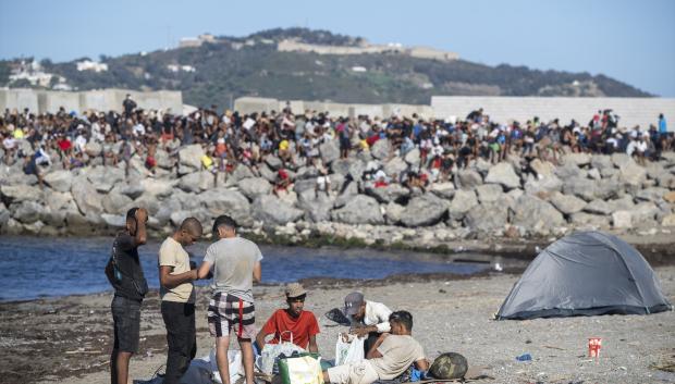Varios inmigrantes en una playa, a 21 de agosto, en Ceuta