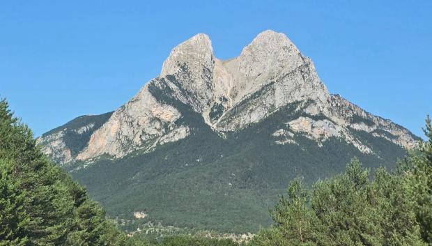 Perfil bífido del imponente macizo del Pedraforca por la cara sur.