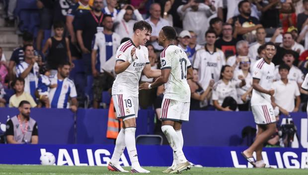 Carlos Espi celebra su gol ante el Espanyol con Kylian Mbappé