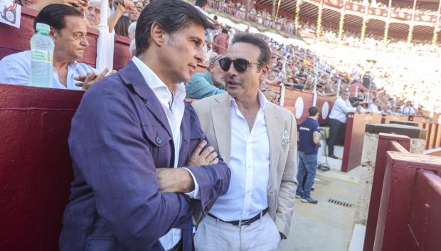 Fran Rivera y Enrique Ponce en el burladero de la plaza de toros de Málaga
