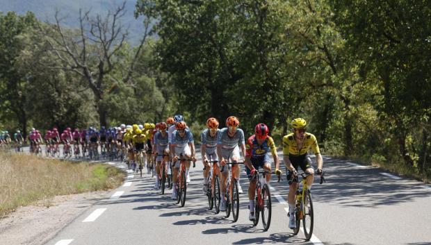 El pelotón durante la segunda etapa de la Vuelta disputada este domingo