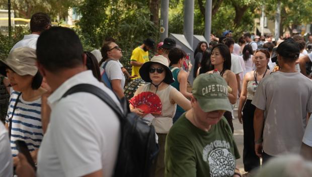 Turistas en las inmediaciones de la Sagrada Familia, en Barcelona, este mes de agosto