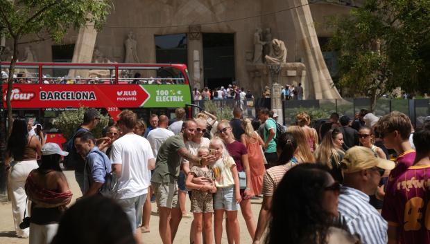 Un grupo de turistas se saca un 'selfie' frente a la Sagrada Familia, en Barcelona, este mes de agosto