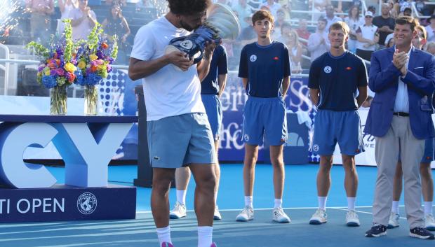 Arthur Fils of France besa el Rookwood Trophy