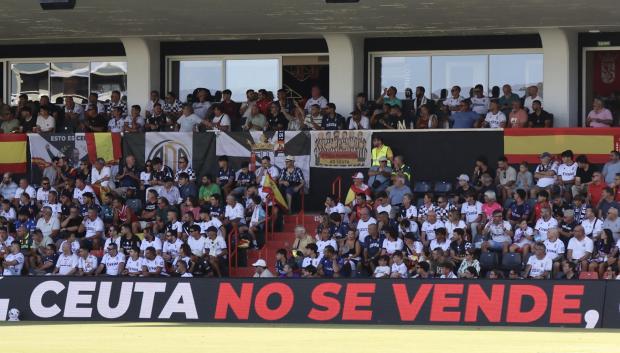 Pancarta de protesta durante el partido de Liga en Segunda División que disputan este sábado Ceuta y Las Palmas