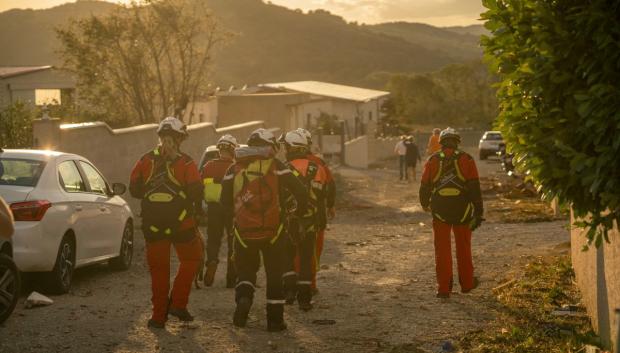 Los servicios de emergencia franceses trabajan en la localidad afectada