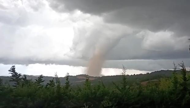 Tornado azotando Pomas, en el suroeste de Francia