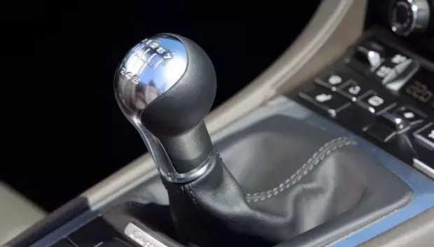 Algunas marcas como Porsche mantiene cambio manual bajo pedido