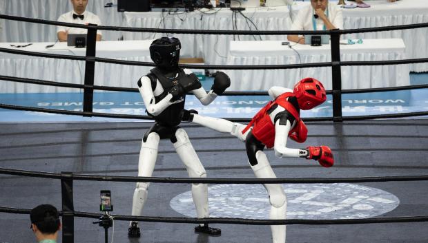 Robots compitiendo en la 2026 World Humanoid Robot Games en el National Speed Skating Oval de Beijing, China