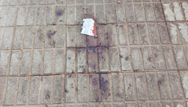 Restos de sangre en el acerado de la plaza