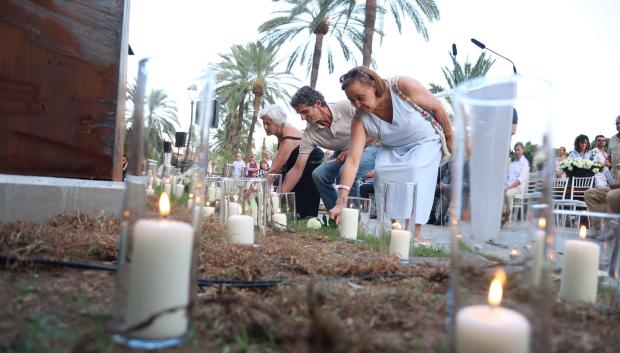 Flores para sus familiares asesinados
