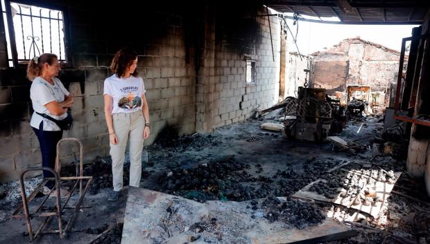 La presidenta de la Comunidad de Madrid, Isabel Díaz Ayuso, visita una de las zonas arrasadas por los incendios