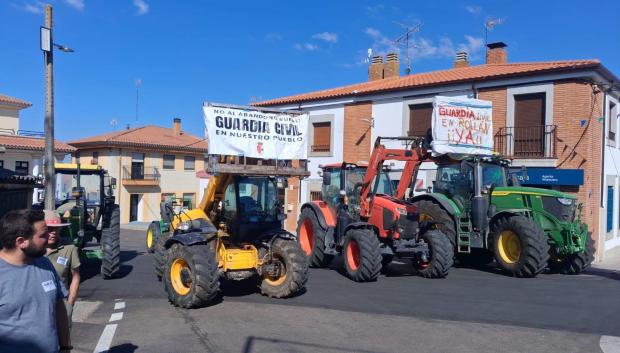 Tractores participando en la protesta de Rollán sobre la reapertura del cuartel de la Guardia Civil