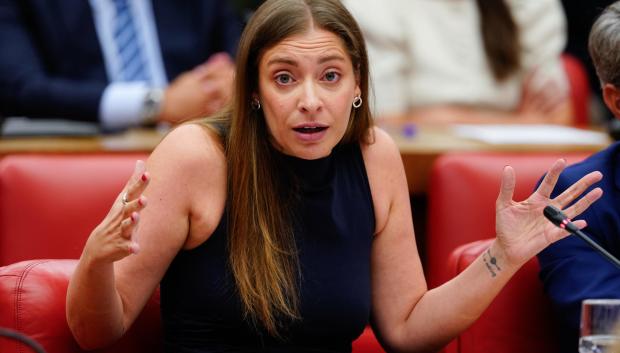 La portavoz del PP en el Congreso, Ester Muñoz, durante la comparecencia de la titular de Defensa, Margarita Robles