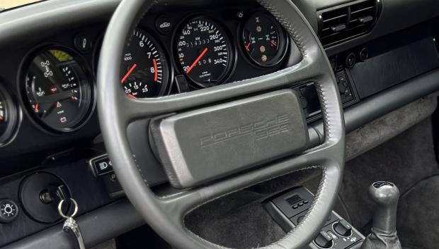 Bombín de arranque a la izquierda del volante, historia viva de Porsche